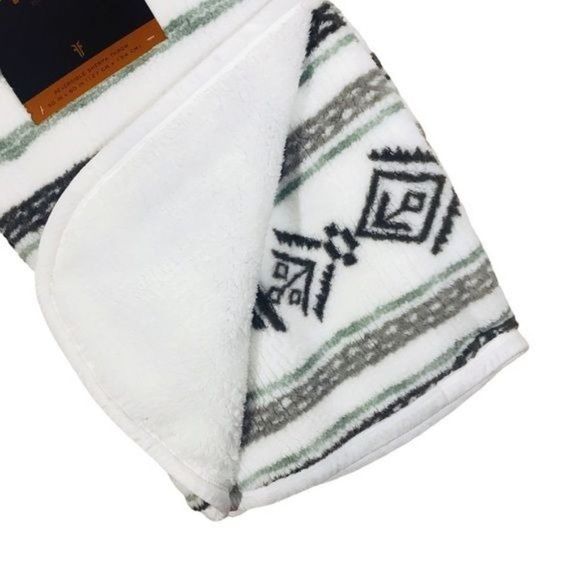 Frye Reversible Tribal Boho Plush Sherpa Comfy Cozy Throw 50 x 60 NWT - Picture 3 of 5